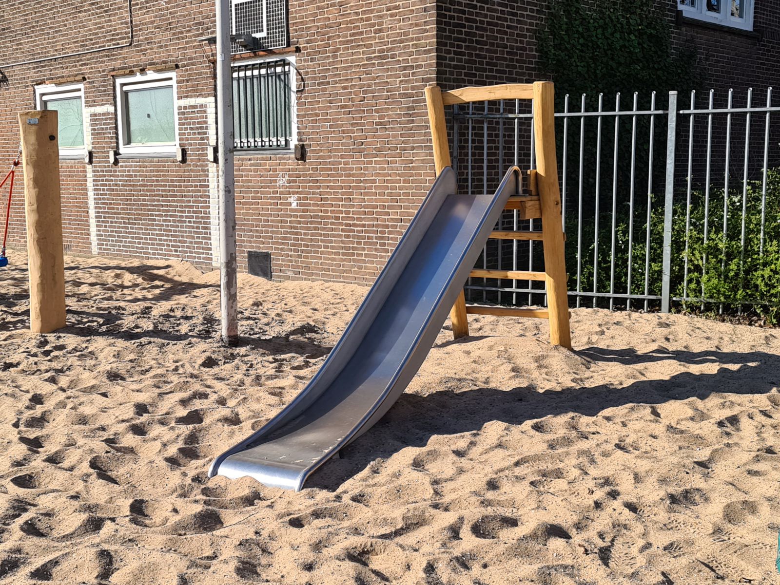 bord Gevaar Catena Robinia houten vrijstaande glijbaan - ABC Terreininrichting -  speeltoestellen, sporttoestellen